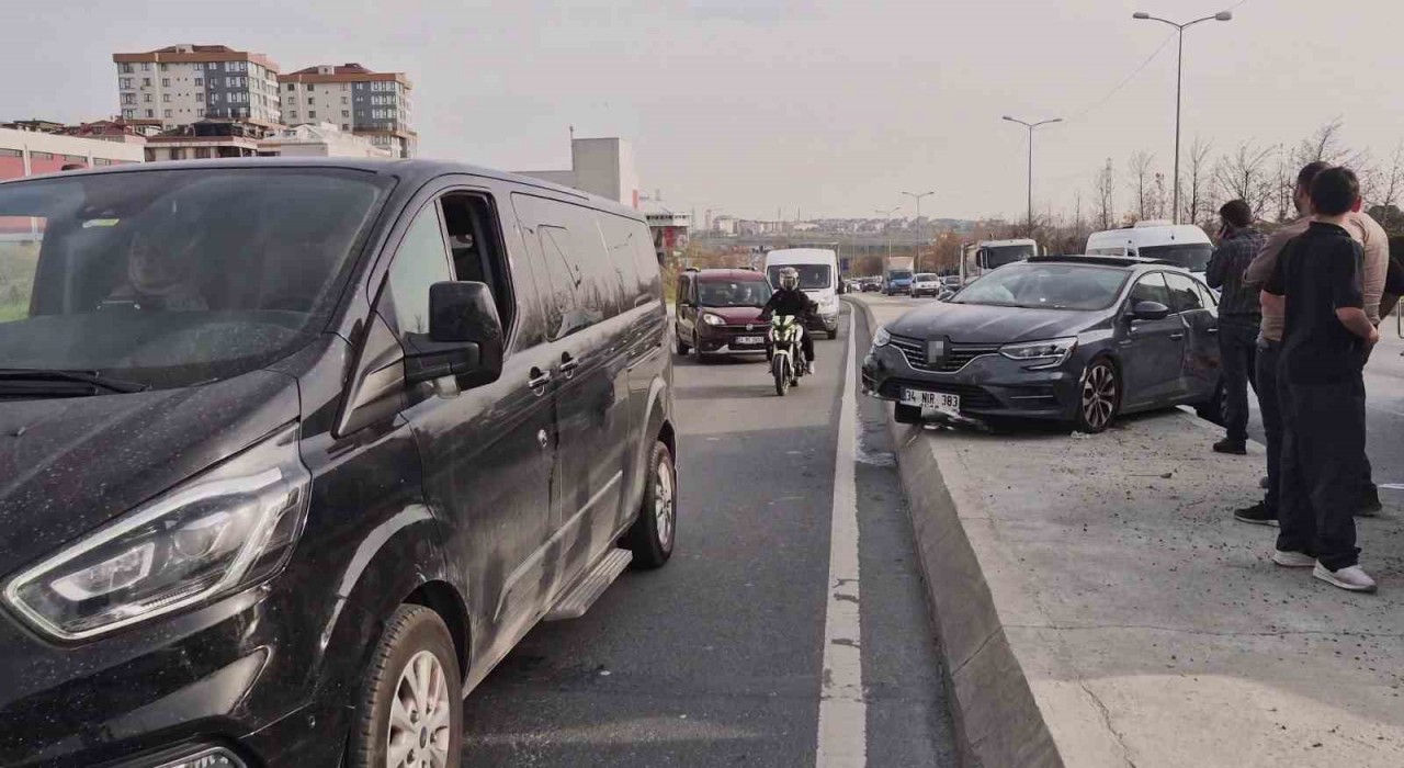 Sultangazide kamyonun sıkıştırdığı otomobil refüje çıktı: 1 Yaralı