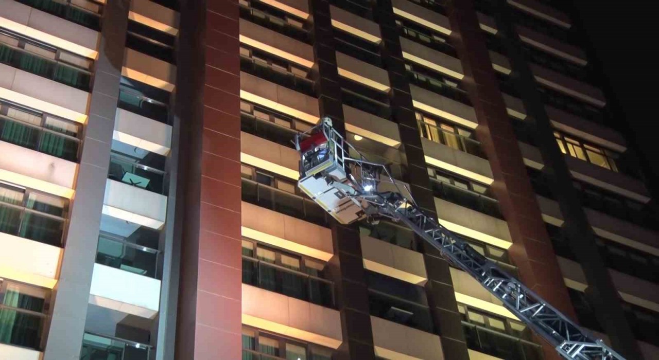 Sultangazide otelde yangın paniği: 4 kişi hastaneye kaldırıldı