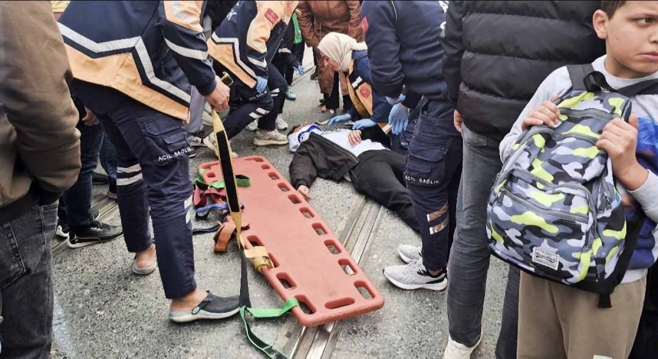 Sultangazide otomobil ile motosiklet tramvay yolunda çarpıştı: 1 yaralı