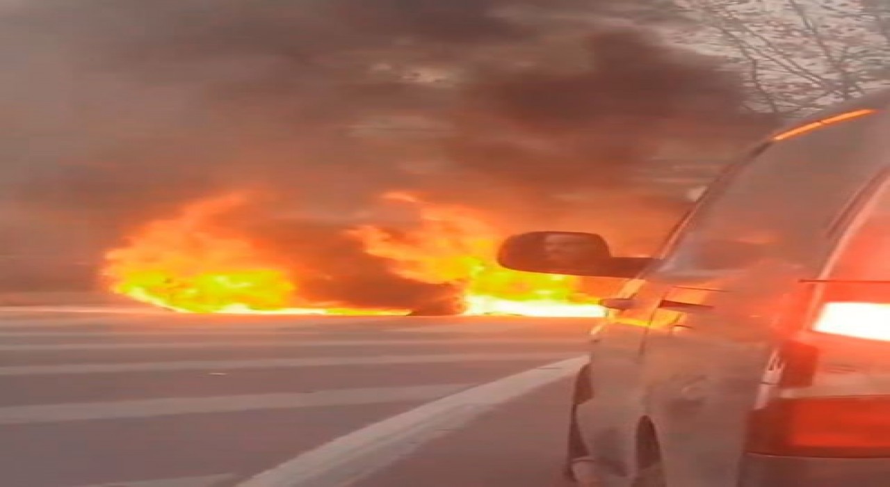 Sultangazide seyir halindeki araç alevlere teslim oldu