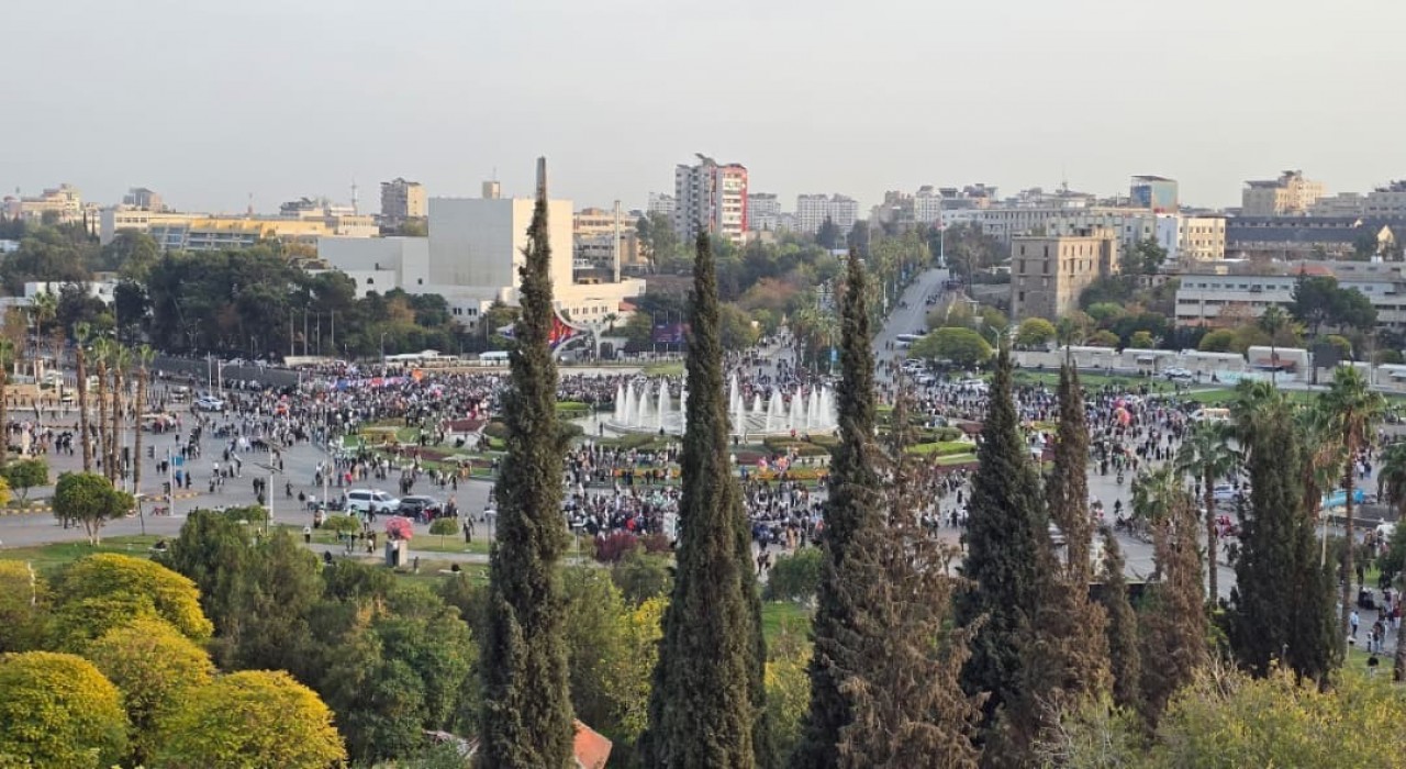 Suriyede halk, ulusal birlik kutlamaları için meydanları doldurdu