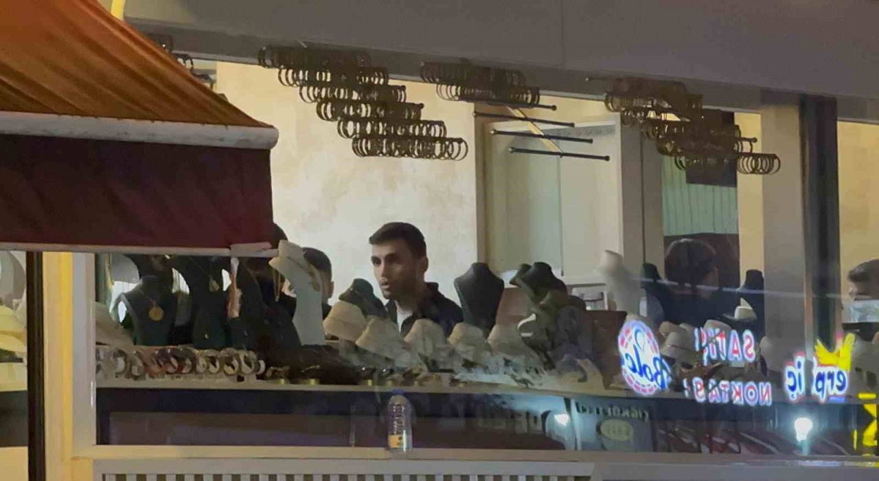 Tahliye edilen binada kuyumcu alarmı: Ziynet eşyalarını dakikalar içinde topladı