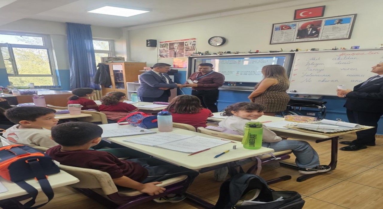 Takdir toplayan davranış: Hediye kabul etmeyen öğretmenlerinin adına tekerlekli sandalye desteğinde bulundular