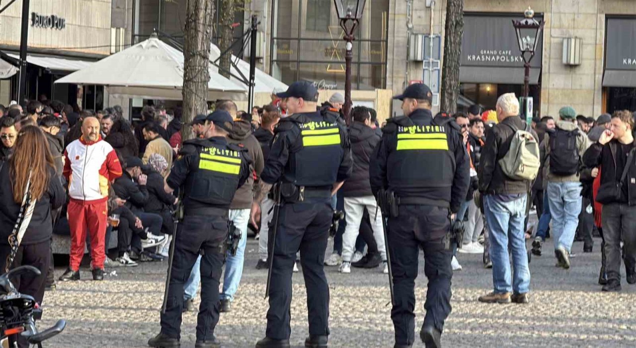 Taraftarlardan Dam Meydanında Galatasaraya coşkulu destek