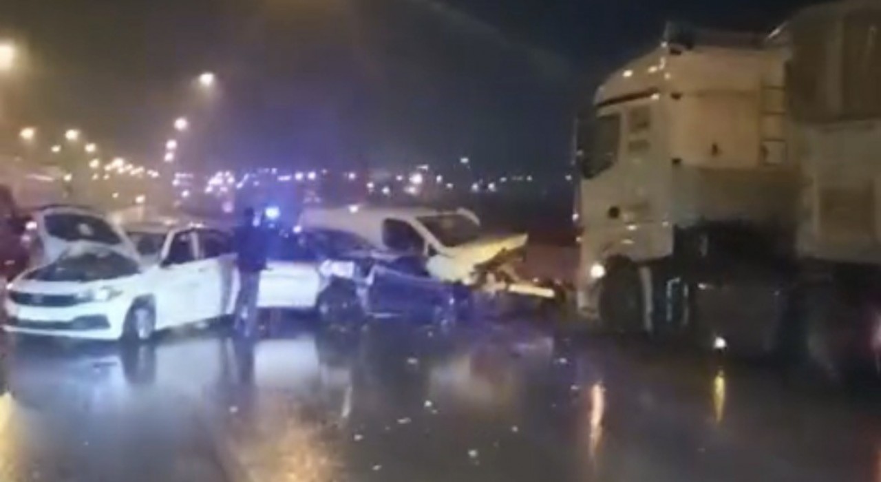 Tarsus-Adana-Gaziantep Otoyolunda 12 aracın karıştığı zincirleme kaza: 13 yaralı