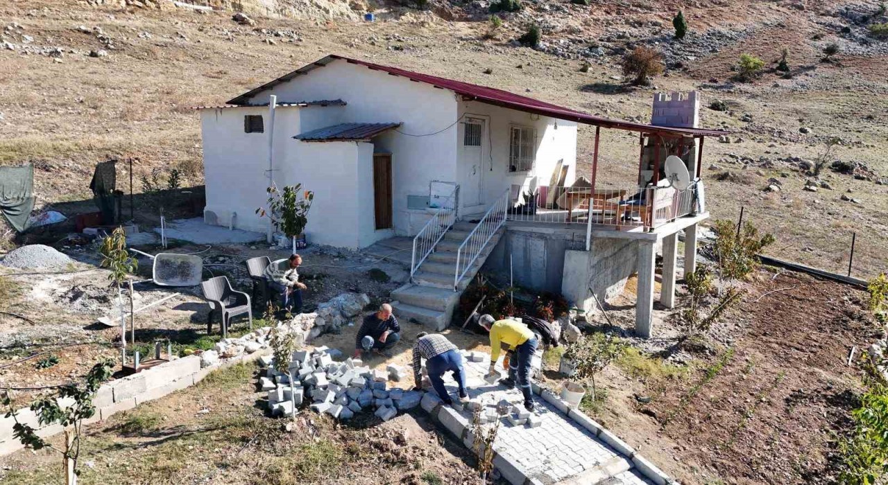 Tarsusta engelli bireyin güvenliği için parke çalışması yapıldı