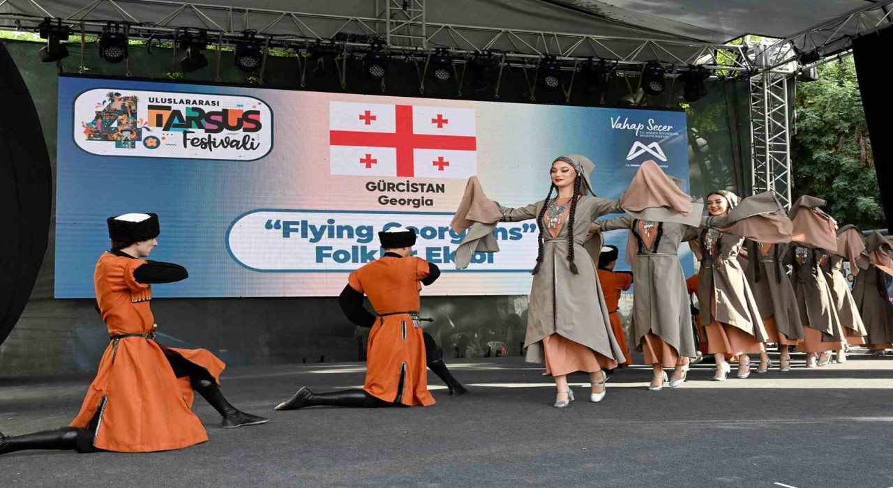 Tarsusu karnaval kentine dönüştüren 4. Uluslararası Tarsus Festivali başladı