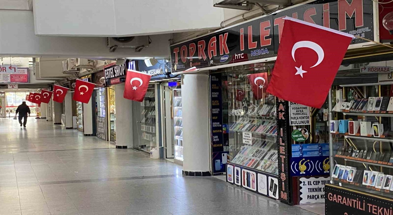 Taşbaşı Çarşısındaki dükkanlar Türk bayrakları ile donatıldı