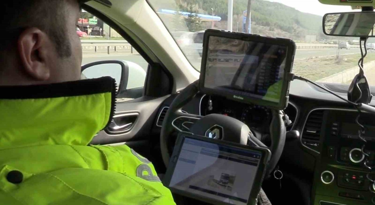 Tatil dönüşü D-100de hareketlilik arttı: Radar ve teknolojik sistemlerle sürücülere sıkı denetim uygulandı