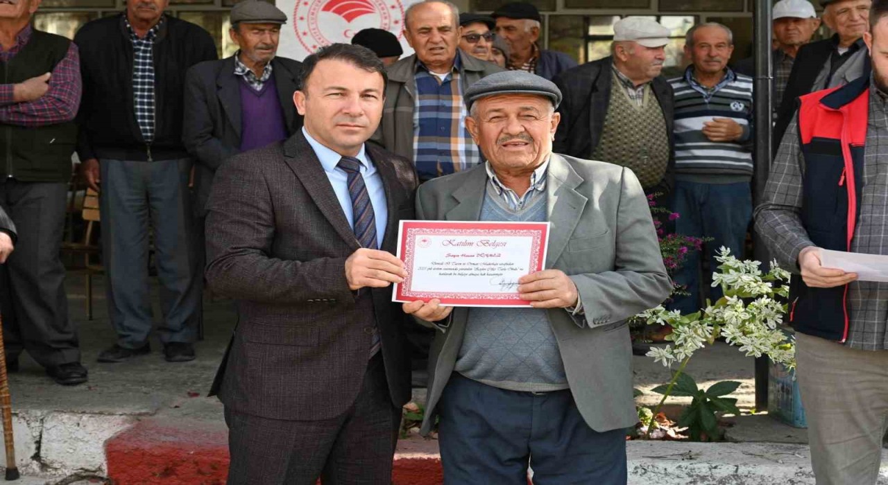 Tavasta zeytin seferberliği kapsamında açılan Tarla Okulu ilk mezunlarını verdi