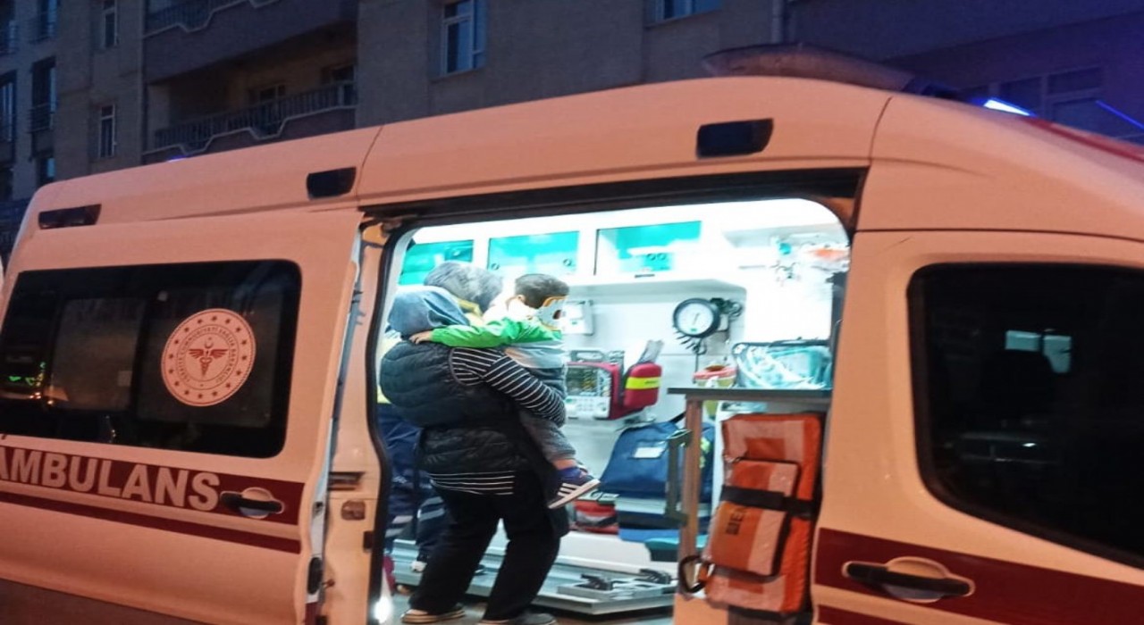 Tavşanlıda motosiklet yayaya çarptı, anne ve bebeği yaralandı