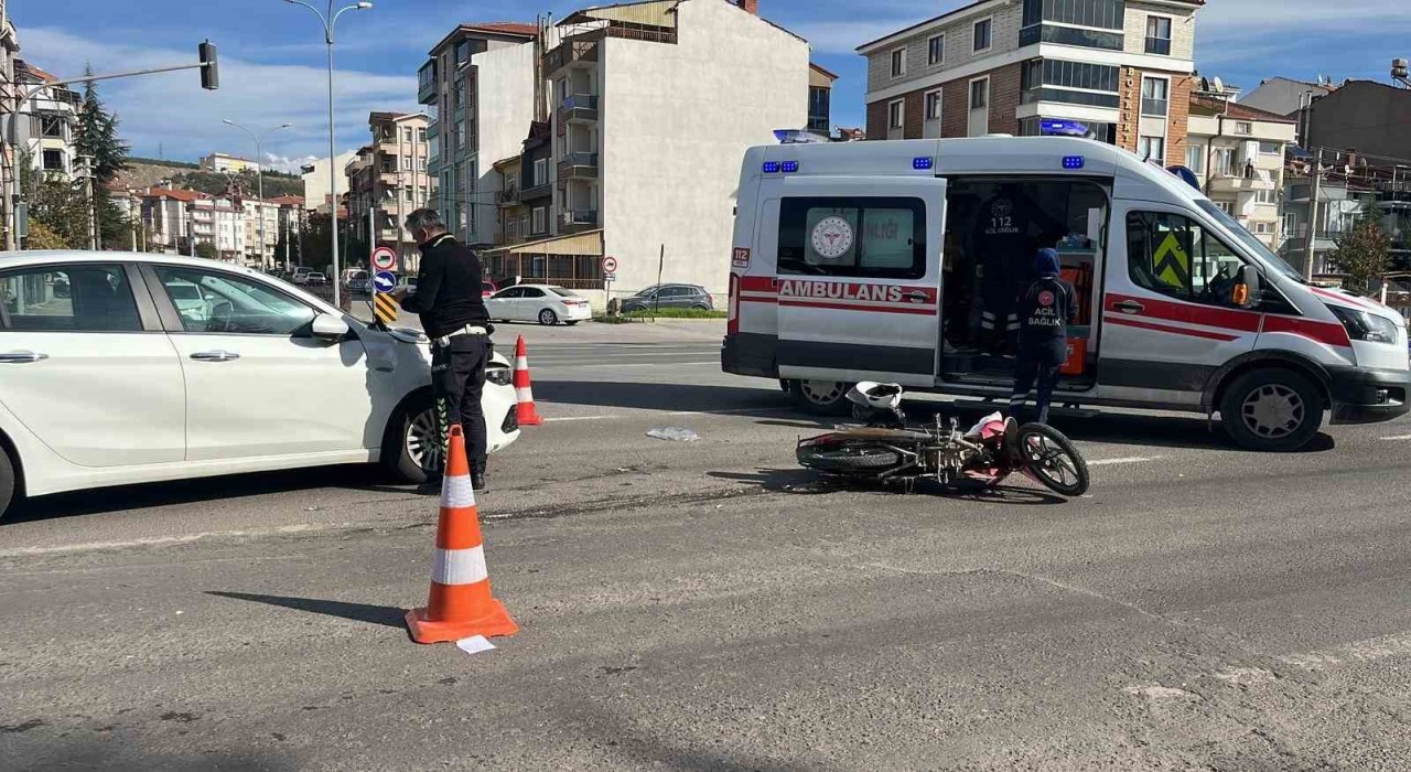 Tavşanlıda otomobil ile motosiklet çarpıştı: 2 yaralı