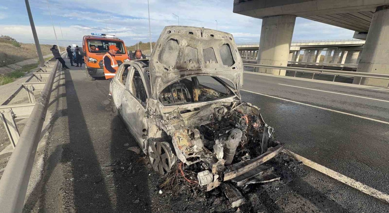 Tayakadında otomobil alev alev yandı