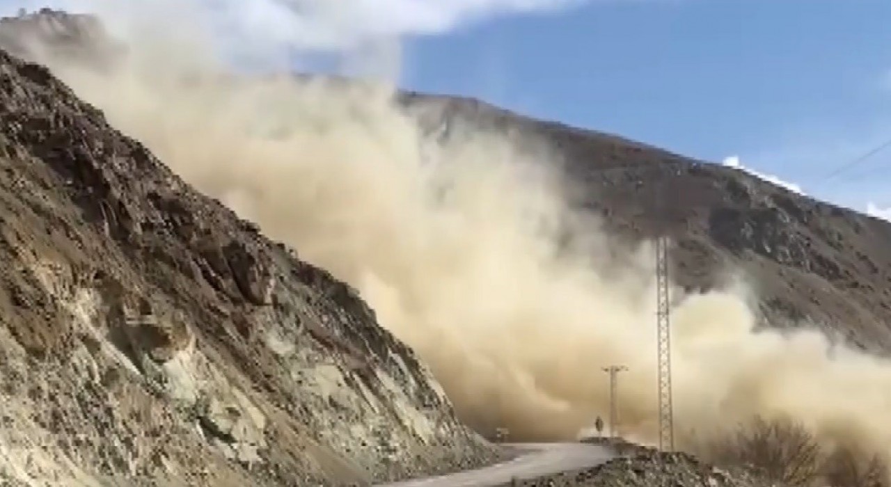 Tehlike oluşturan kayalar dinamit ile temizlendi