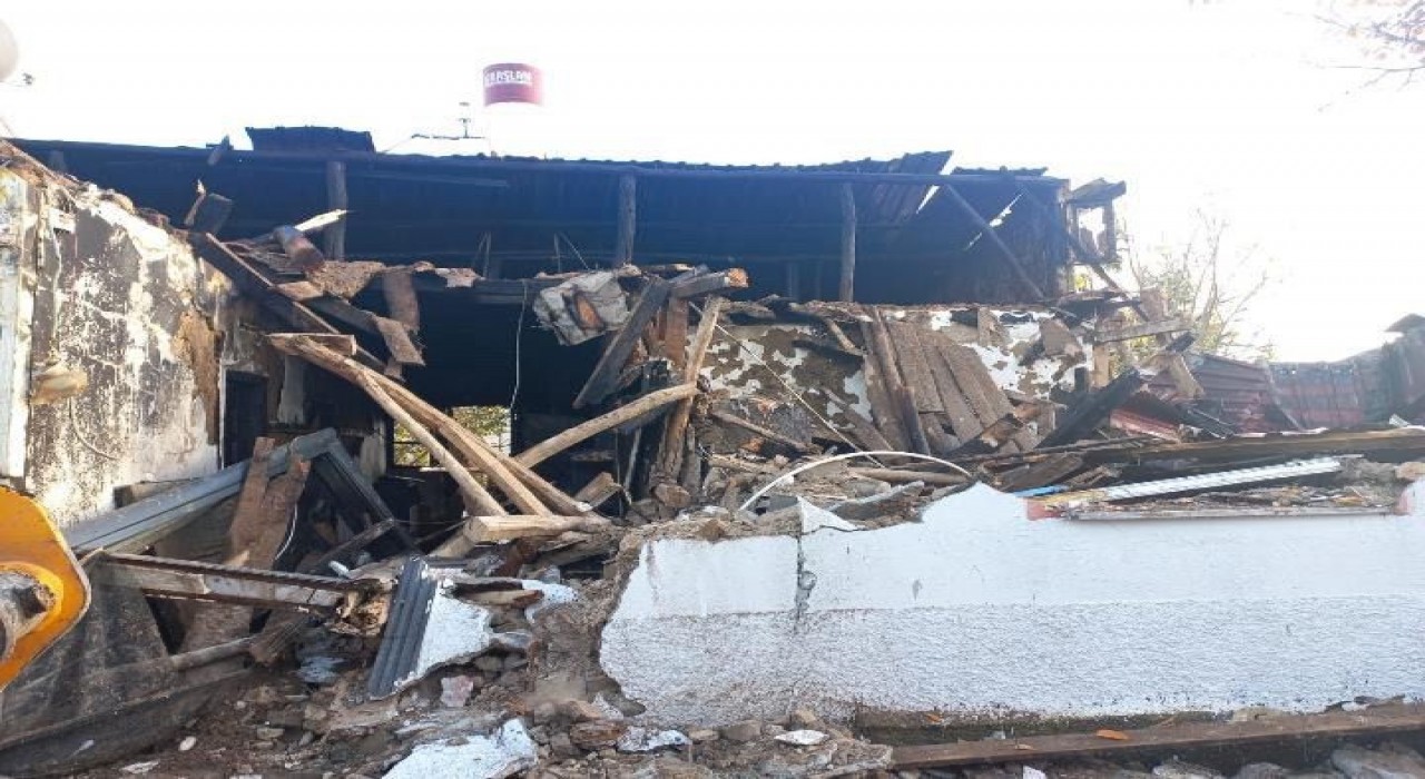 Tek katlı evde çıkan yangın 1 saatte söndürüldü