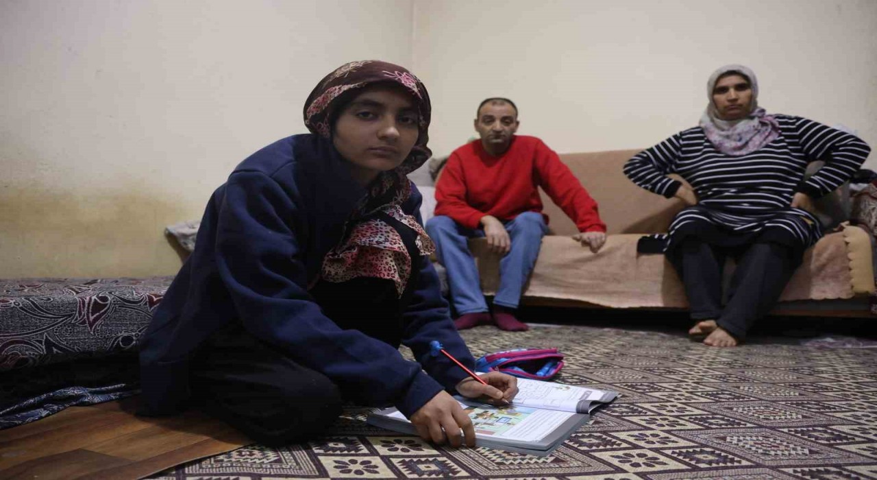 Tek odalı evde hayat mücadelesi veren Meryemin tek hayali mavi boyalı bir oda