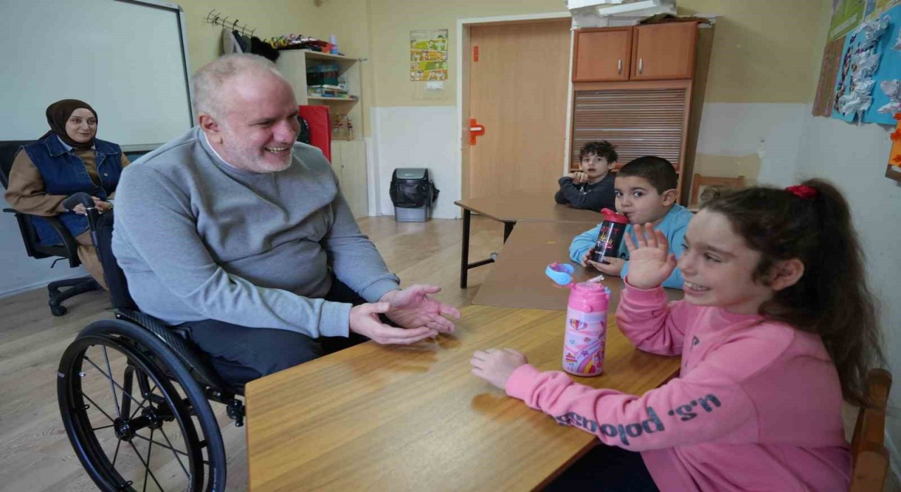 Tekerlekli sandalyeli öğretmen, özel öğrencilere rehber oluyor