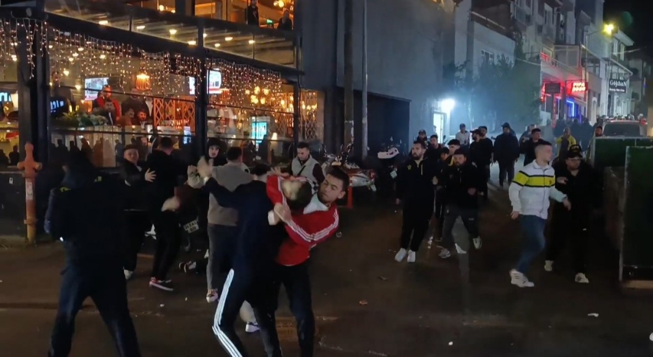 Tekirdağda birbirine giren taraftarlar mahalleyi savaş alanına çevirdi: 5 yaralı