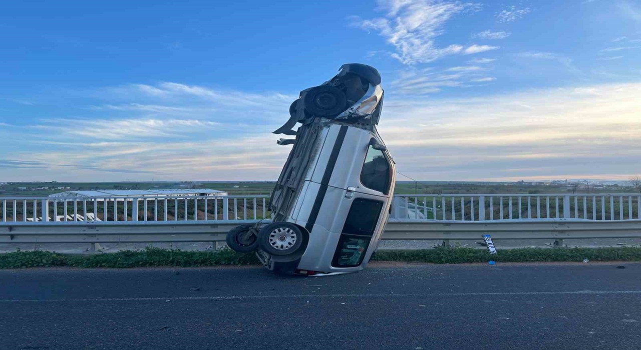 Tekirdağda ilginç kaza: Bariyere çarpan araç dik durdu, 2 kişi yaralandı