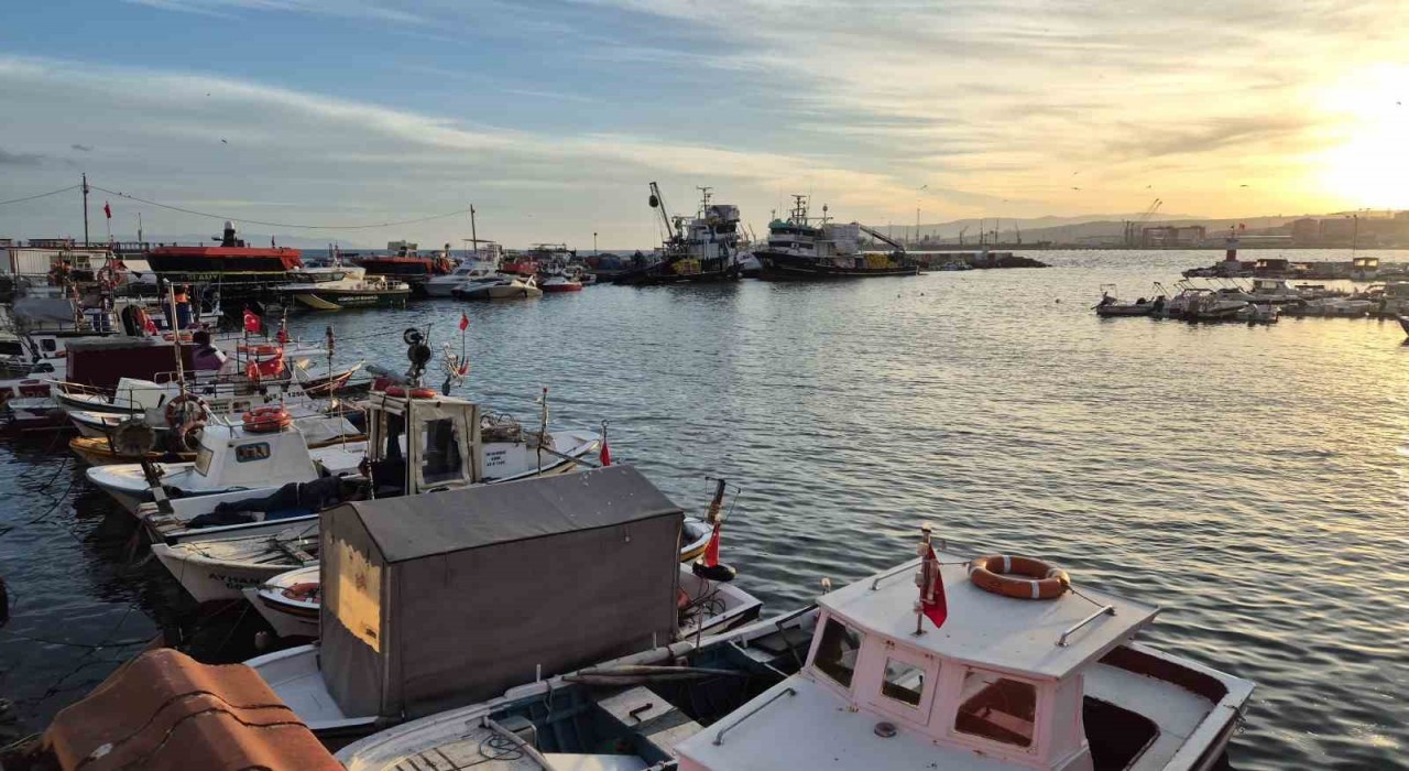 Tekirdağda lodos fırtınası balıkçıları denize çıkartmadı