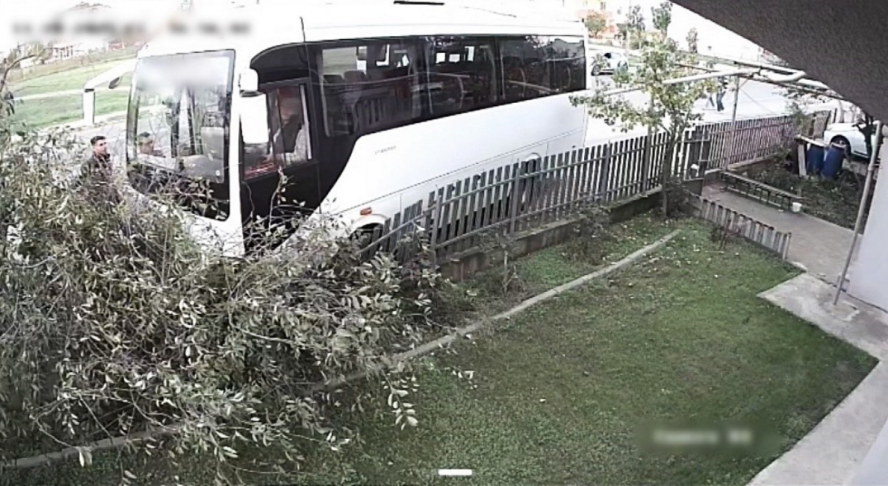 Tekirdağda servis minibüsü ağaca çarptı: 1 yaralı