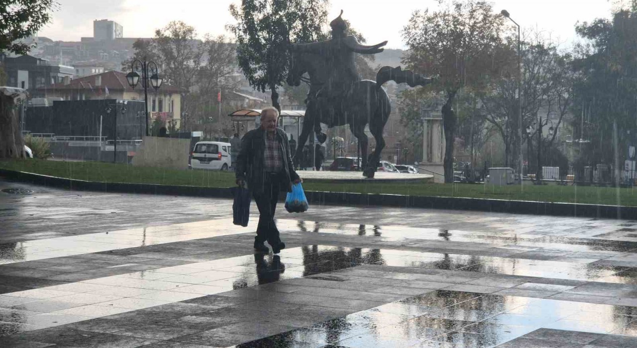 Tekirdağda şiddetli yağış etkili oldu, vatandaşlar sığınacak yer aradı