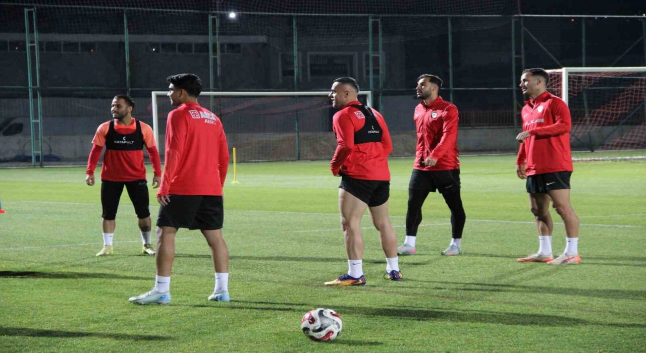 Teknik Direktör Hüseyin Eroğlu yeni takımıyla ilk antrenmanına çıktı