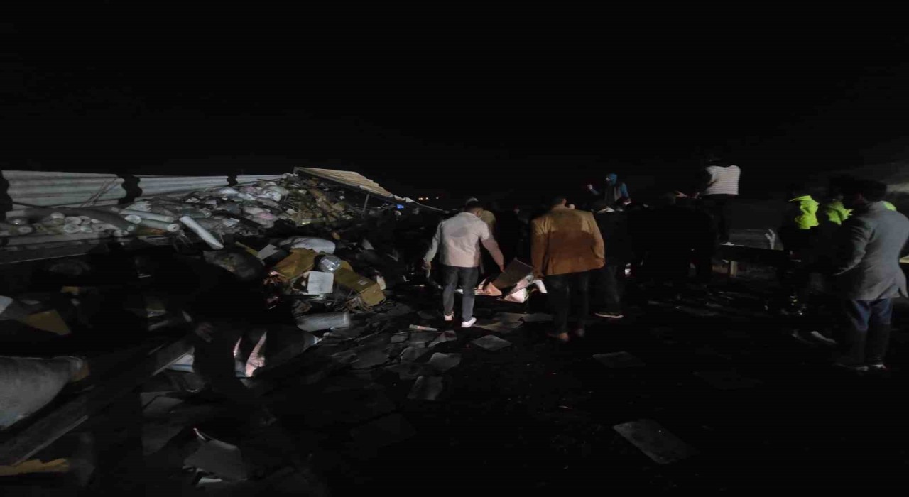 Tekstil malzemesi yüklü tır devrildi: Yol trafiğe kapandı