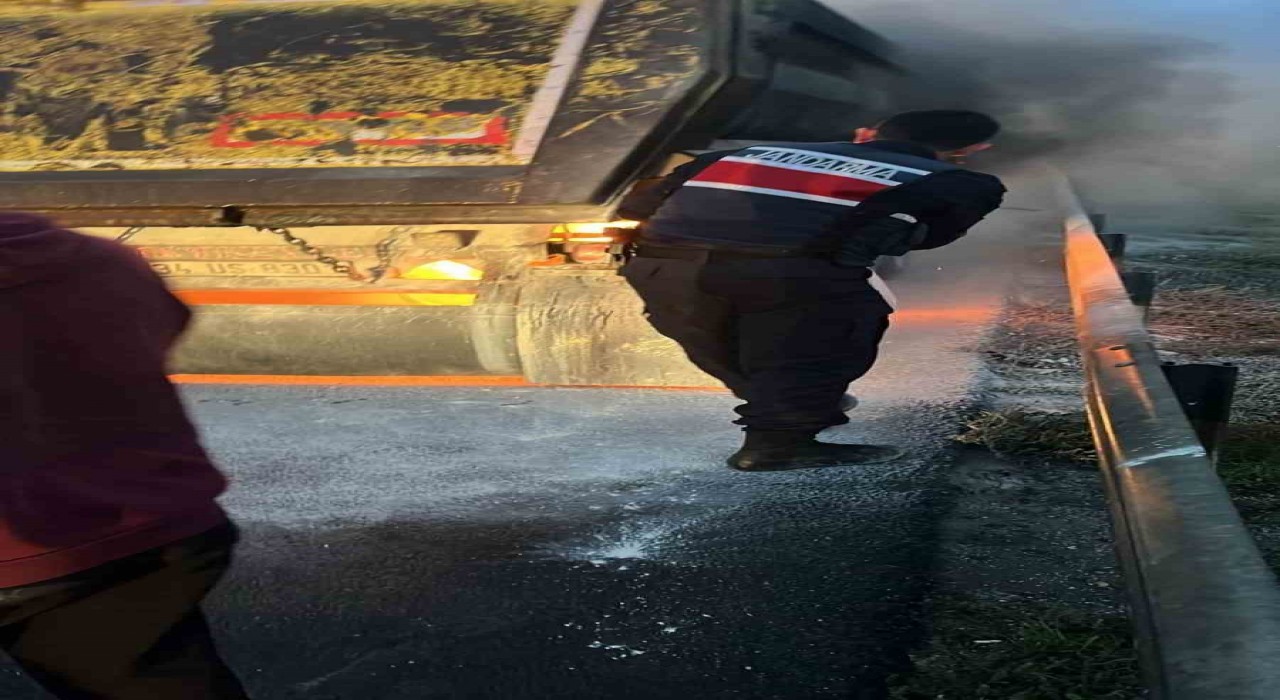 TEM Otoyolunda alev alan hafriyat kamyonunu jandarma ve itfaiye söndürdü