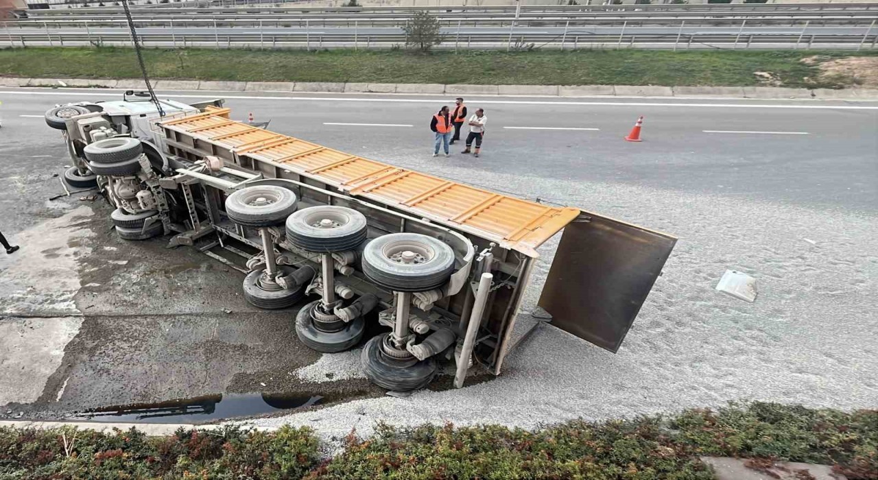 TEM Otoyolunda mıcır yüklü kamyon devrildi: 1 yaralı