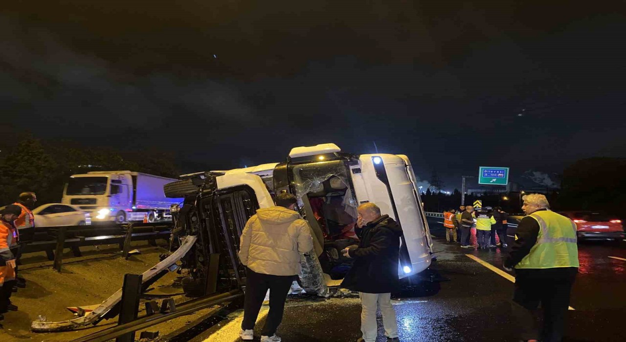 TEMde tır devrildi, kasadaki granül yola saçıldı: 1 yaralı