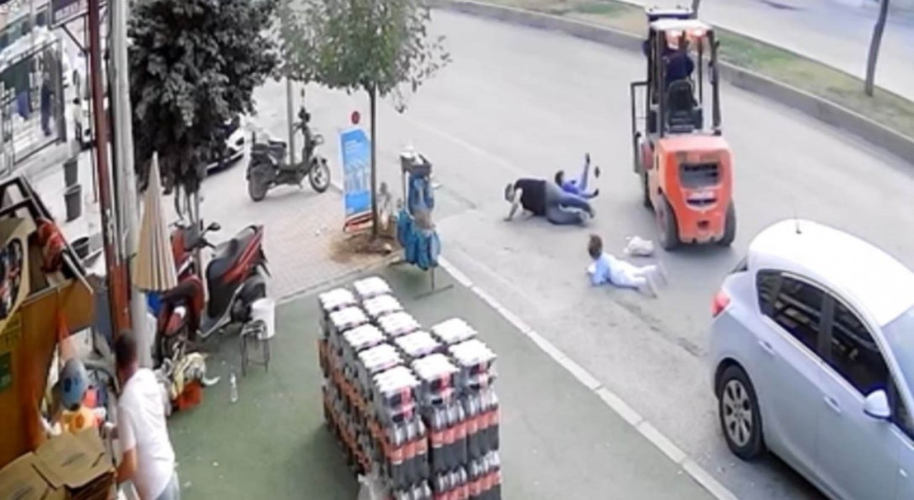 Ters şeritten gelen forklift baba ve çocuklarına çarptı