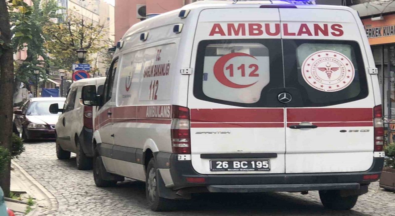 Ters yönden gelen plakasız otomobil ambulansın ilerlemesini engelledi