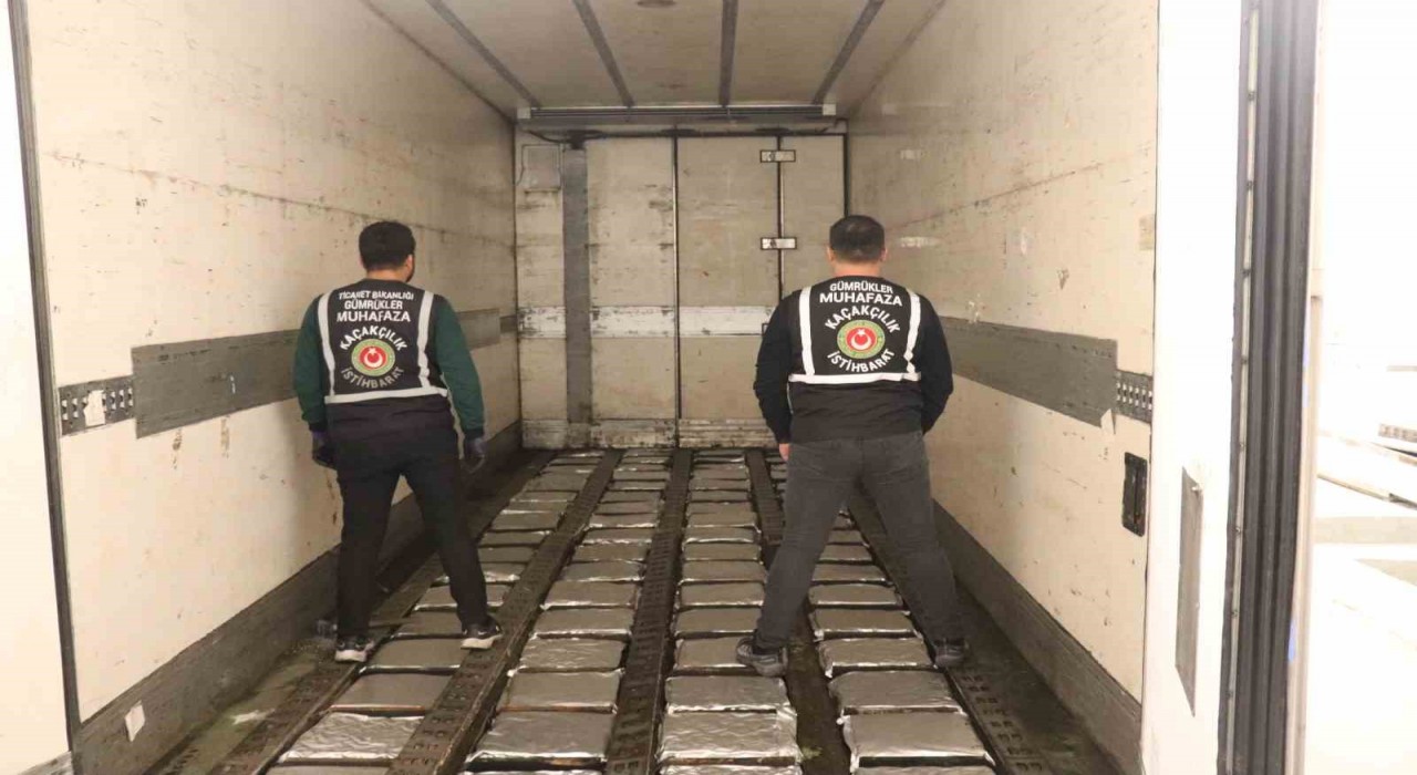 Ticaret Bakanlığı gümrükler muhafaza ekipleri, kasım ayının ilk haftasında toplam 1 ton 65 kilogram esrar yakaladı