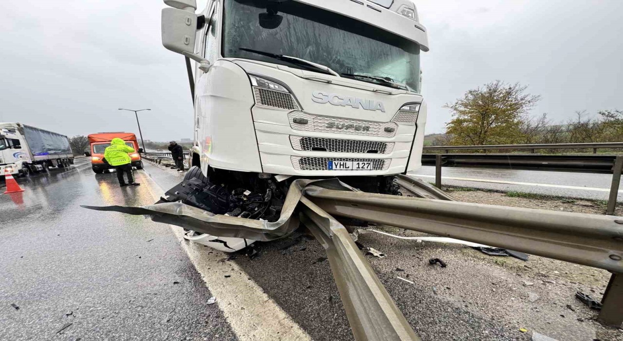 Tır bariyere saplandı