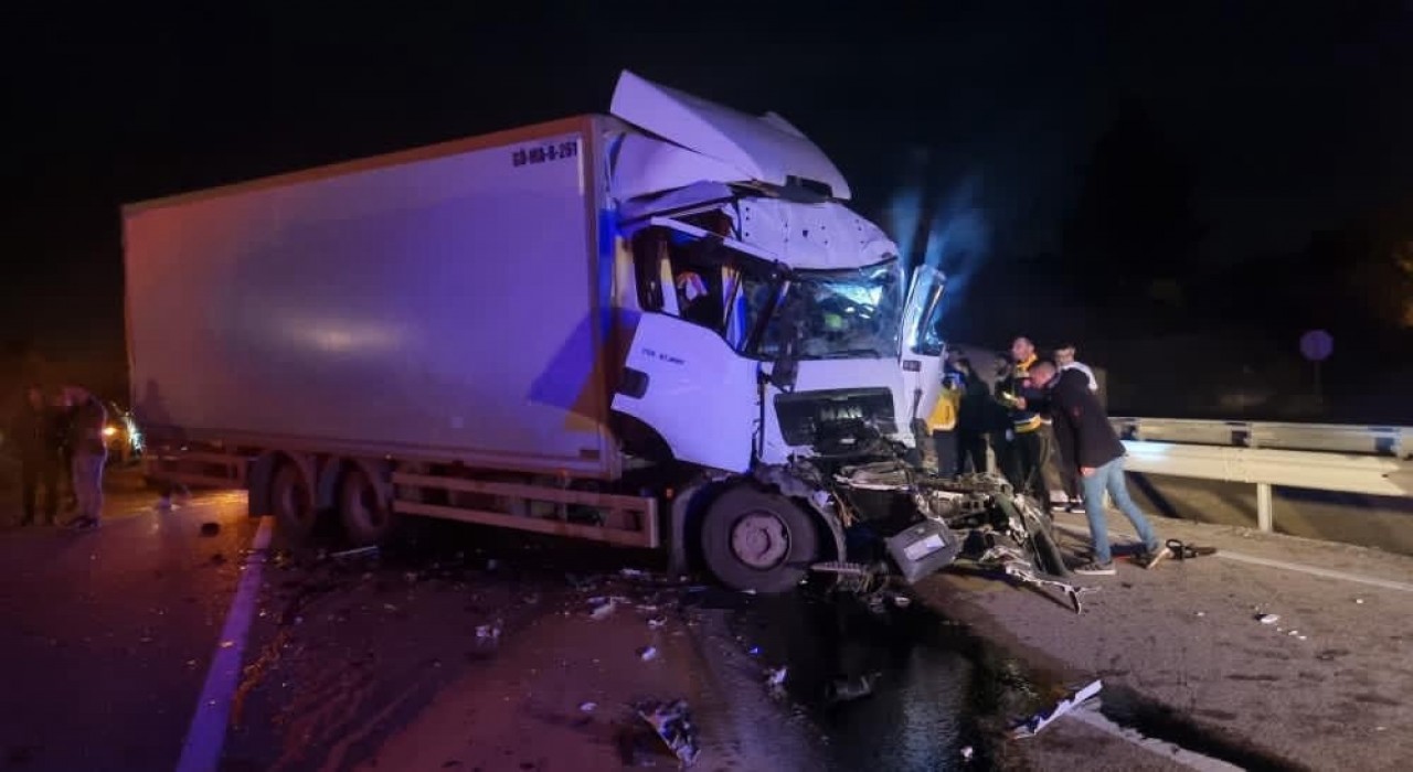 Tır dorsesine çarpan kamyonun sürücüsü yaralandı