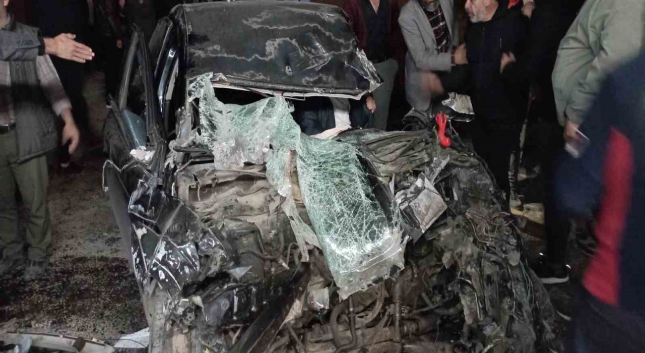 Tır dorsesine çarpan otomobil hurda yığınına döndü, sıkışan sürücü güçlükle kurtarıldı