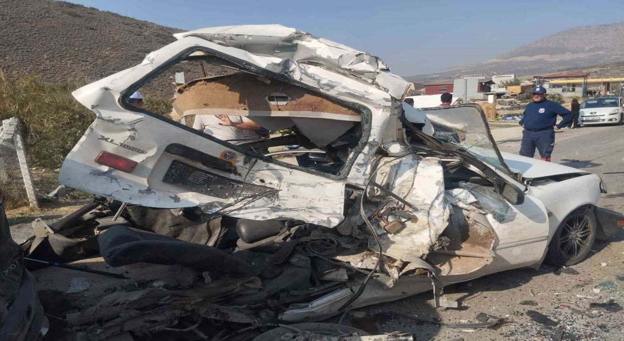 Tır, ışıkta bekleyen 5 aracı biçti