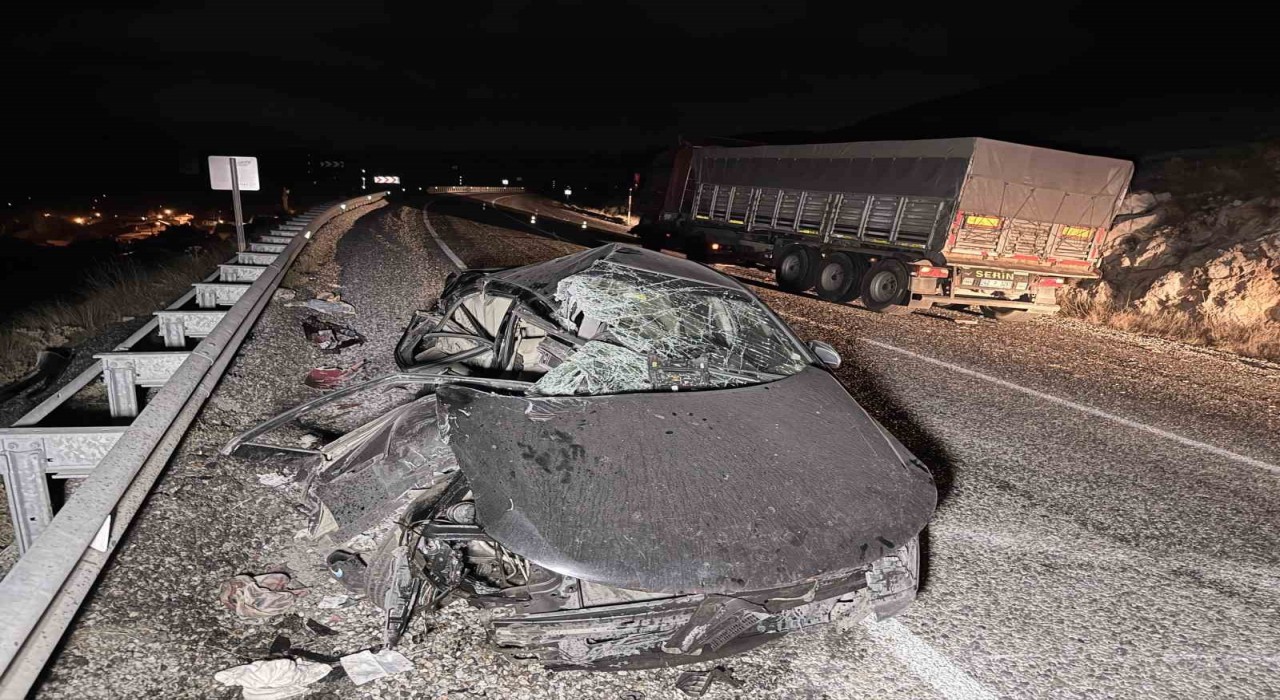 Tıra çarpan otomobilde 4 kişi yaralandı