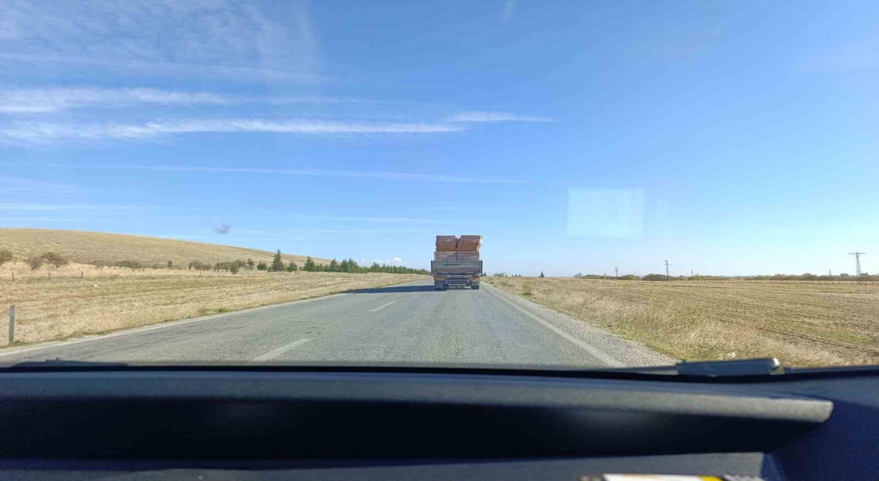 Tırın taşıdığı tuğlalar ile tehlikeli yolculuğu kamerada