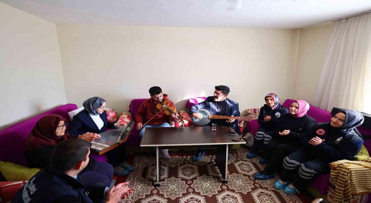 Tokat Belediyesi yaşlıların evine temizlik ve canlı müzikle misafir oldu
