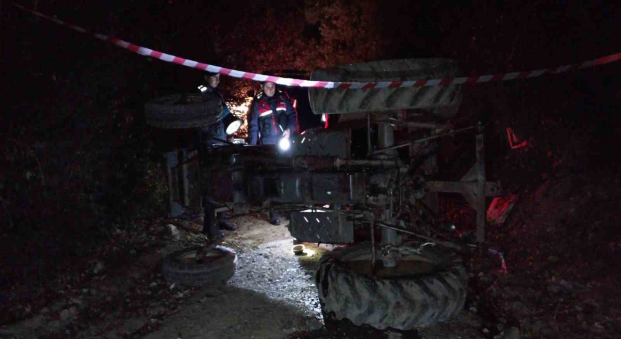 Tokatta devrilen traktörün sürücüsü hayatını kaybetti