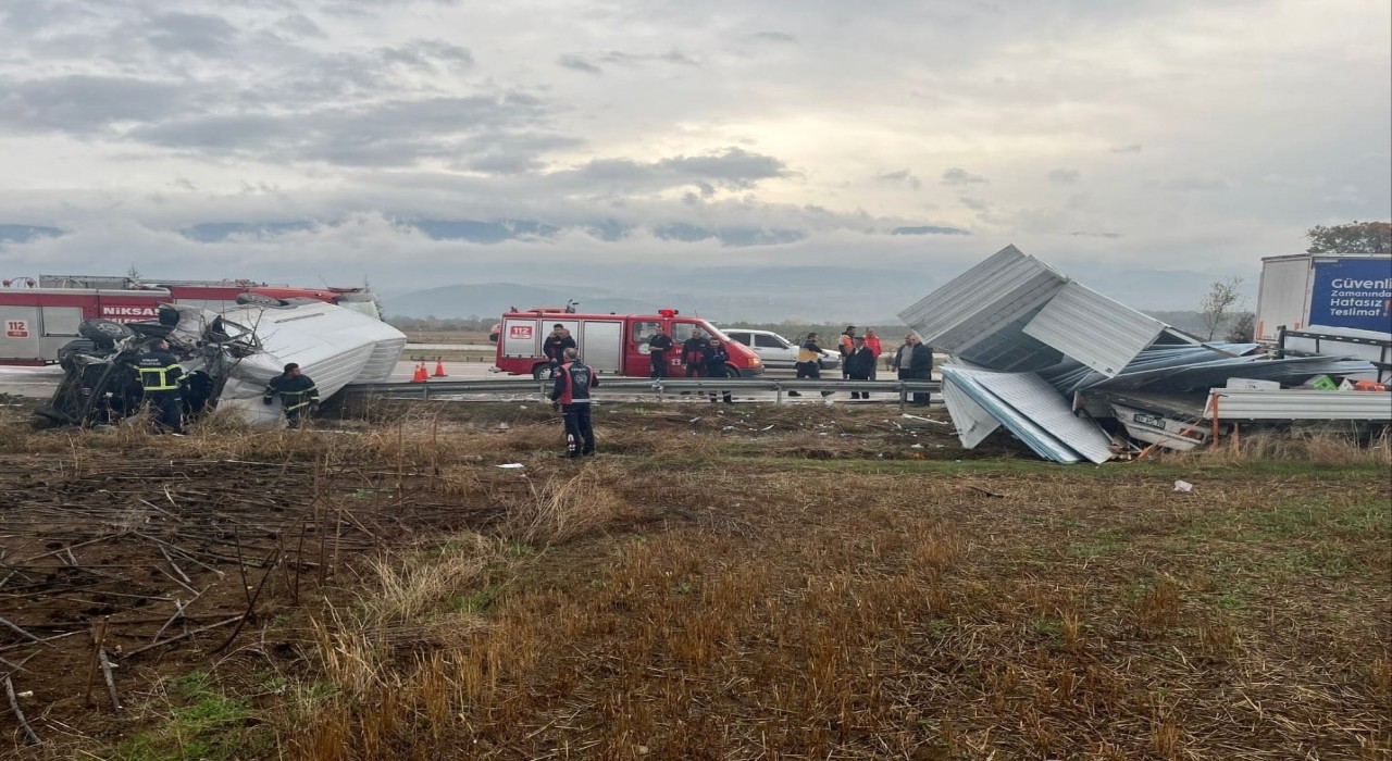 Tokatta yapı malzemesi yüklü kamyonete çarpan minibüs sürücüsü yaralandı