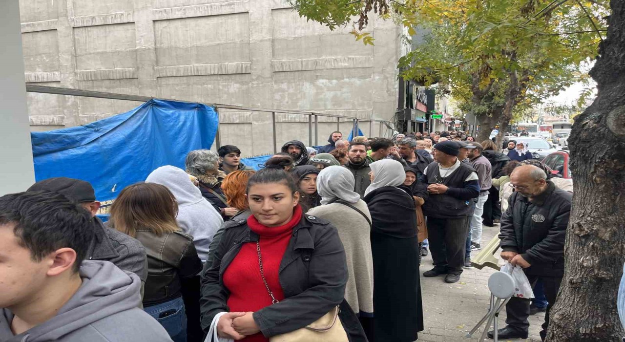 TOKİ başvurusu yapmak isteyen vatandaşlar yüzlerce metre kuyruk oluşturdu