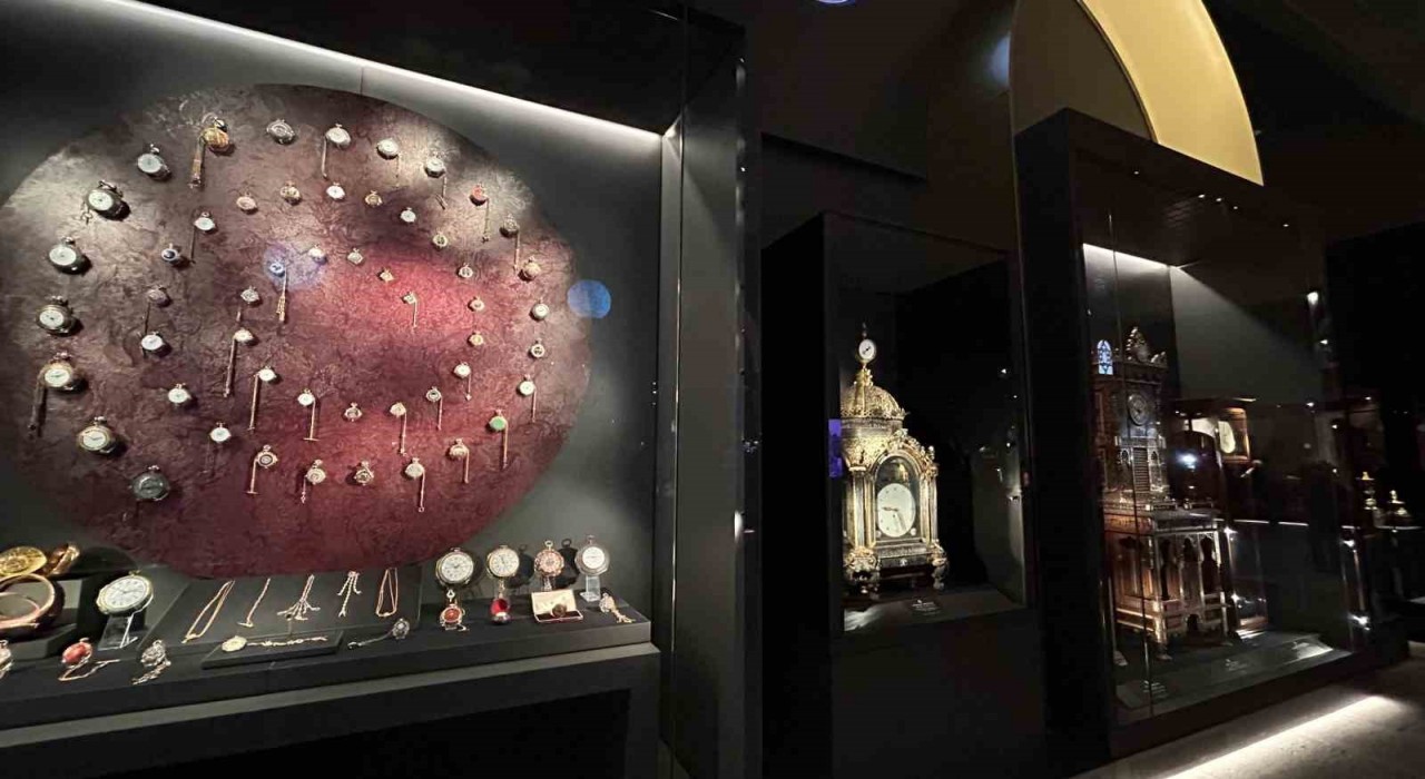 Topkapı Sarayının dünyaca ünlü saat koleksiyonunun kapıları vatandaşların ziyaretine açıldı