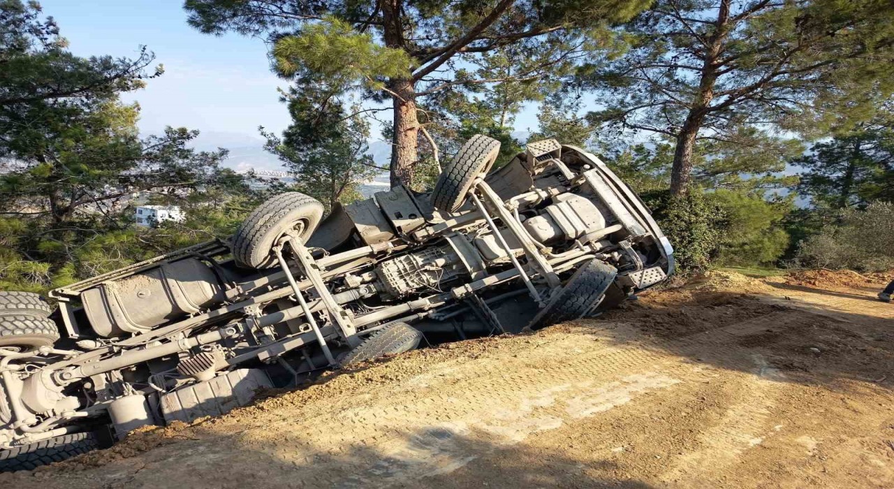 Toprak yolda uçuruma yuvarlanan hafriyat kamyonunun sürücüsü yaralandı
