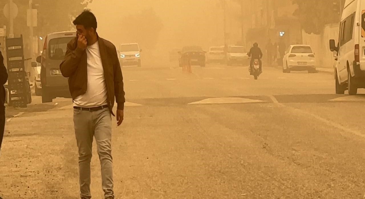Toz bulutu Şanlıurfa semalarını kapladı