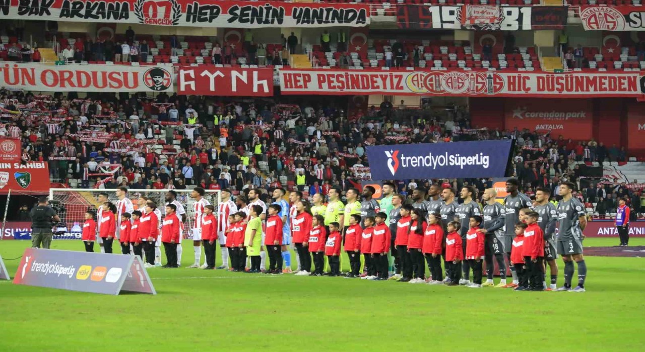 Trendyol Süper Lig: Antalyaspor: 0 - Beşiktaş: 1 (Maç devam ediyor)