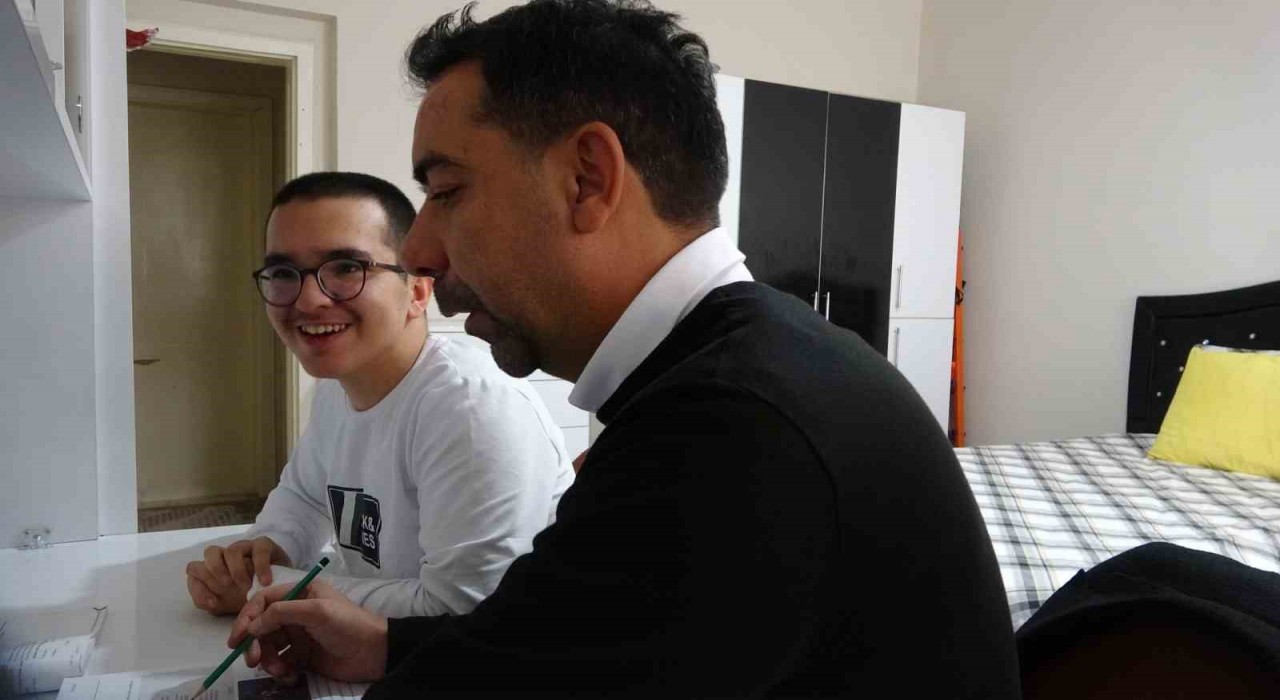 Tuncelide 10 yıldır evde eğitimle hayata bağlanan Beranın azmi ilham veriyor