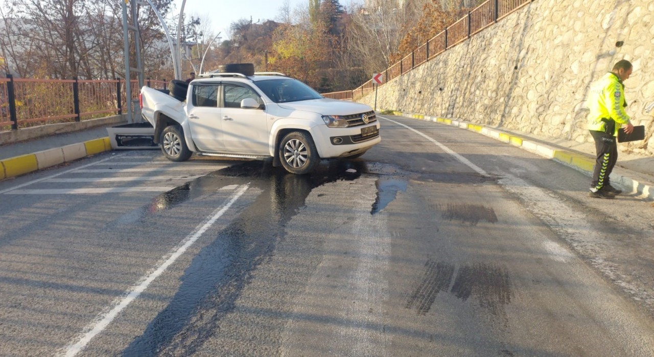 Tuncelide kamyonet, 7 metre yükseklikten düştü: 4 yaralı